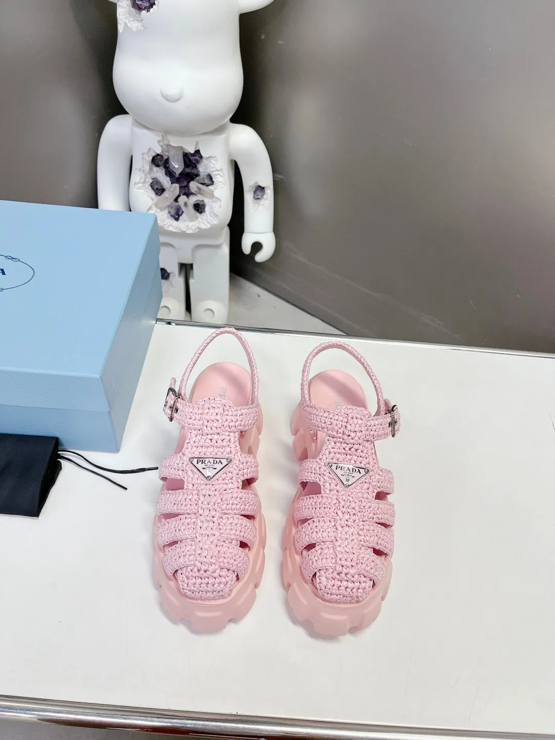 👟👟Ex-factory price 640👟👟 Straw 2023 exclusive version super hot🎊🎊🎊hot prada Prada cage shoes sawtooth Roman braided thick-soled rubber sandals retro fashionable and avant-garde gear teeth 55mm Thick-soled soles, the upper perfectly restores the original craftsmanship, and is made of purely hand-woven uppers. The cost is extremely high, making the whole pair of shoes light and comfortable, full of holiday feel, and bright colors 💐💐💐💐 to satisfy a variety of choices for fashionable people with different styles! The iconic metal triangle logo is paired with the shape of ancient beach sandals. Every design element is fashionable! Code number 35-40